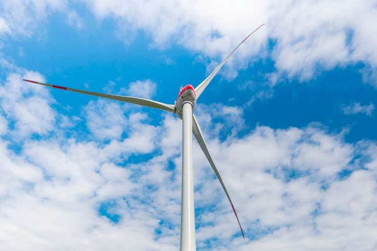 Ein Windrad im Bürgerwindpark in der Gemeinde Lorup. (Nachhaltigkeits-Projekt: Energiepark Hümmling)